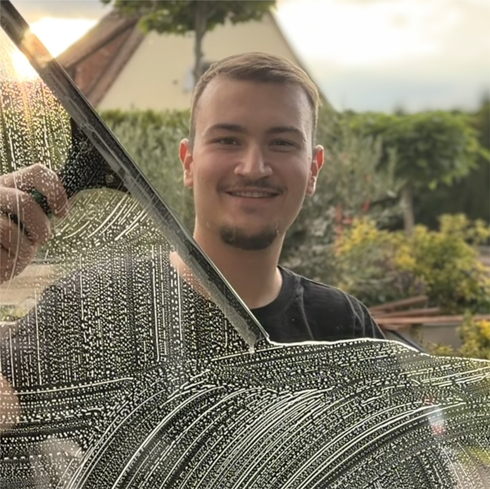 David Grinemaer bei der Fensterreinigung