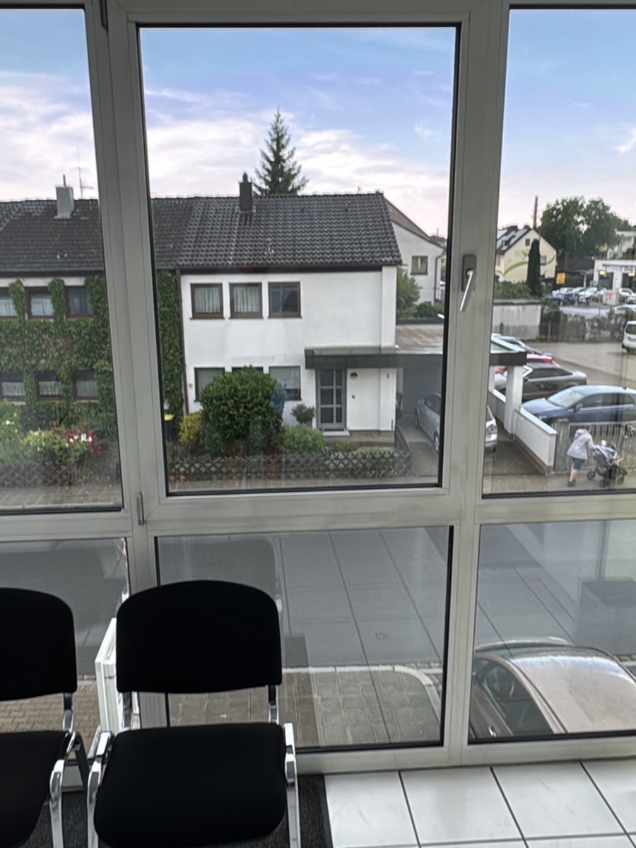 Gereinigtes Fenster im Wartebereich